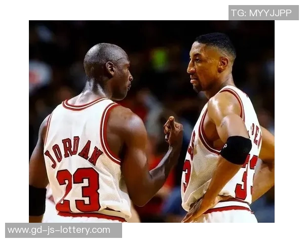 易建联与皮蓬约战高尔夫，帅气造型引网友点赞