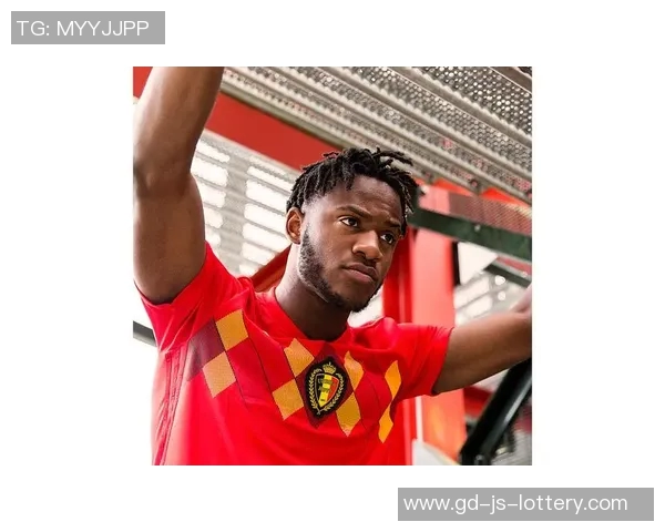 西班牙26世界杯主场战袍曝光：深红+海军蓝，灵感来自皇家礼服